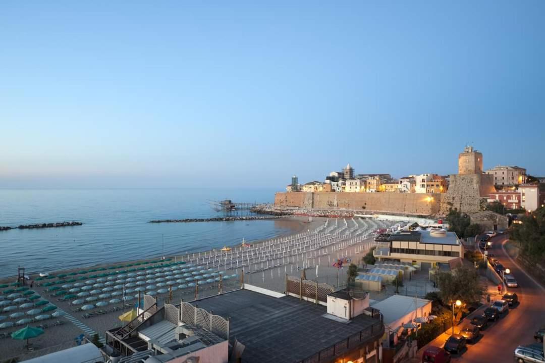 La Finestra Sul Castello B&B Термолі Екстер'єр фото